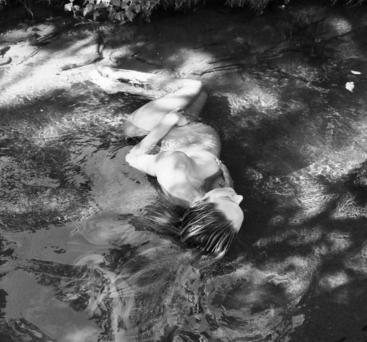 上帝の光｜穿衣服对她是种浪费，生的孩子叫腰精的后裔