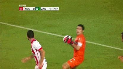 疯狂足球搞笑足球集锦,足球超级大失误视频集锦