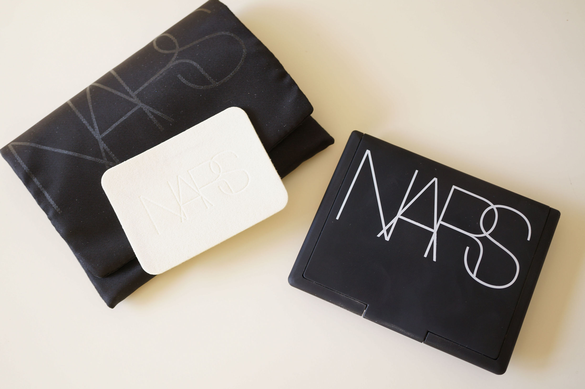 nars流光美肌蜜粉饼适合什么皮,nars裸光蜜粉饼专柜价