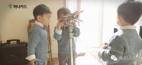 儿童毛衣怎么穿出时尚感,短款洋气小毛衣明星穿搭