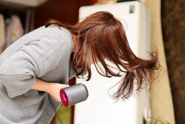 两千四五的戴森吹风机真的好吗,戴森的吹风机到底值不值得买