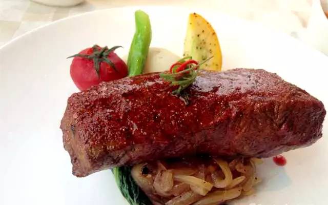 每天卖100份牛排,每天营业额只有2000的牛排自助餐