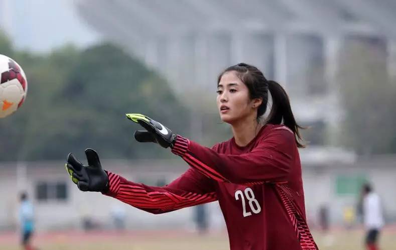 赵丽娜为什么不踢完这局世界杯,赵丽娜为中国男足加油