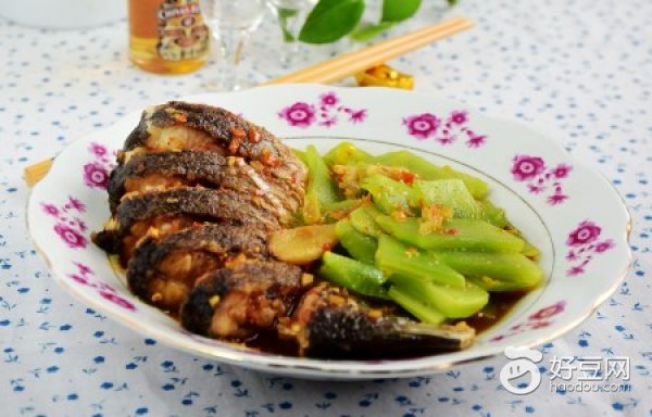 头发干枯毛糙开叉怎么护理,冬季头发干枯毛躁如何做