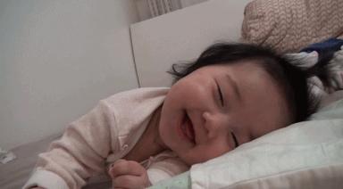新生宝宝睡觉总是惊到,新生宝宝睡觉总被惊醒