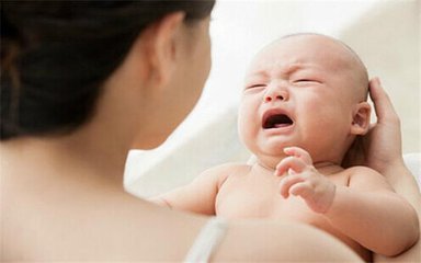 新生宝宝睡觉总是惊到,新生宝宝睡觉总被惊醒