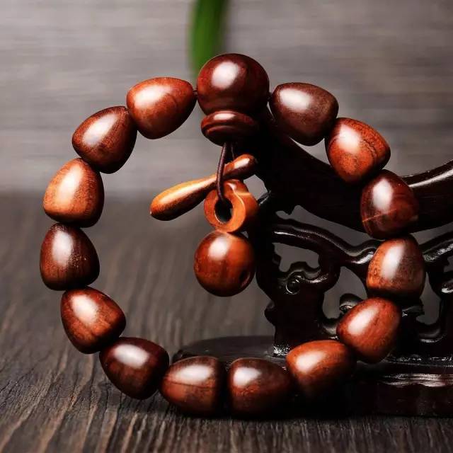 文玩圈里最受欢迎的7种木质手串,史上最权威的木质文玩手串排行