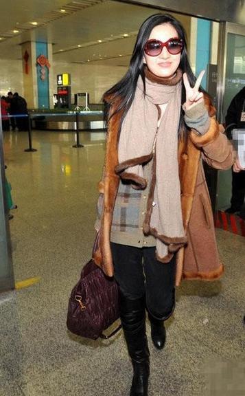 刘亦菲穿衣造型接地气,刘亦菲恋爱通告素颜照