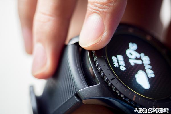 三星GearS3评测：最强智能手表之一，但依然鸡肋