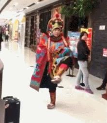 老婆睡觉总是踢被子是什么问题,老婆睡觉喜欢踢被子怎么办