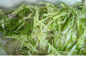 肉质鲜嫩超简单零失败的清蒸鲈鱼,清蒸鲈鱼鱼肉鲜嫩清香无腥味