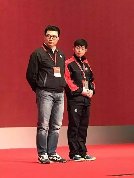 王卫敲钟快递员,顺丰快递小哥和王卫敲钟现状