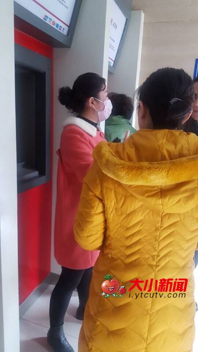 自动取款机往外吞卡怎么回事,银行柜员机吞卡了怎么回事