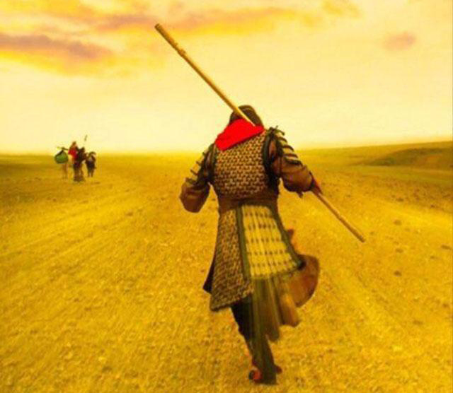 从军品店搞个指北针，学会咋用，咱们就可以玩解放军的按图行进了