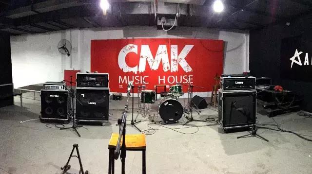 图是认真的，他们的衣橱里只有一件衣服：皮夹克