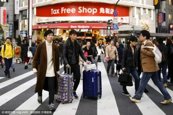 中国游客春节“挤爆”免税店，去年共花了1.2万亿。香港*乱暴**纵火游客大幅下降。