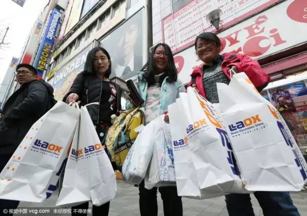中国游客春节“挤爆”免税店，去年共花了1.2万亿。香港*乱暴**纵火游客大幅下降。