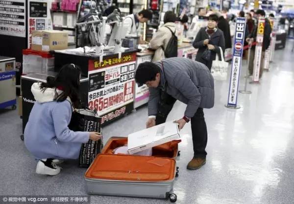 中国游客春节“挤爆”免税店，去年共花了1.2万亿。香港*乱暴**纵火游客大幅下降。