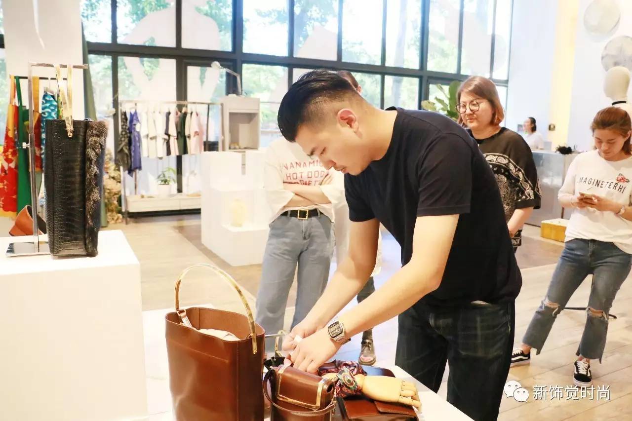 春夏dior服装店陈列,男装dior服装店陈列