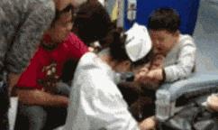 这个黑科技能照亮你的血管，让护士好好地给你扎针！