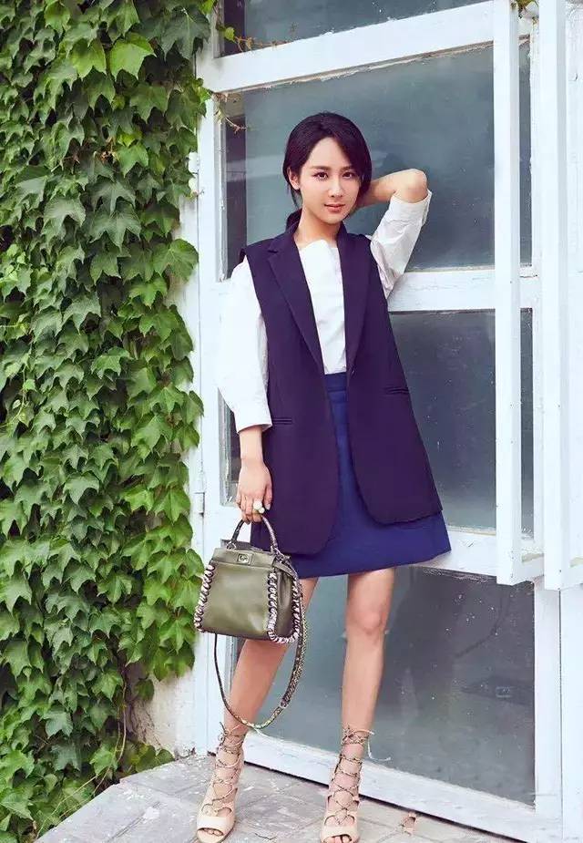 杨紫一言不合拔剑,杨紫被嘲笑腿粗回复让人哭笑不得