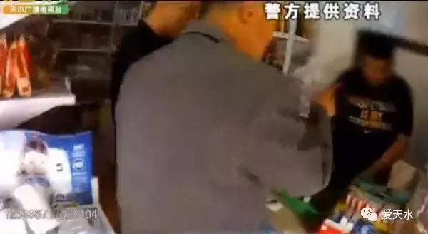 买瓶水竟被“鬼手”抖走600元，警方揭露天水火车站撕钱角*局骗**