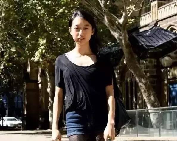 她是身高不到一米六的“丑小鸭”，靠才华和品位玩转时尚圈