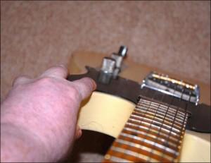 琴颈调节需要松弦吗,如何判断琴颈调节余量