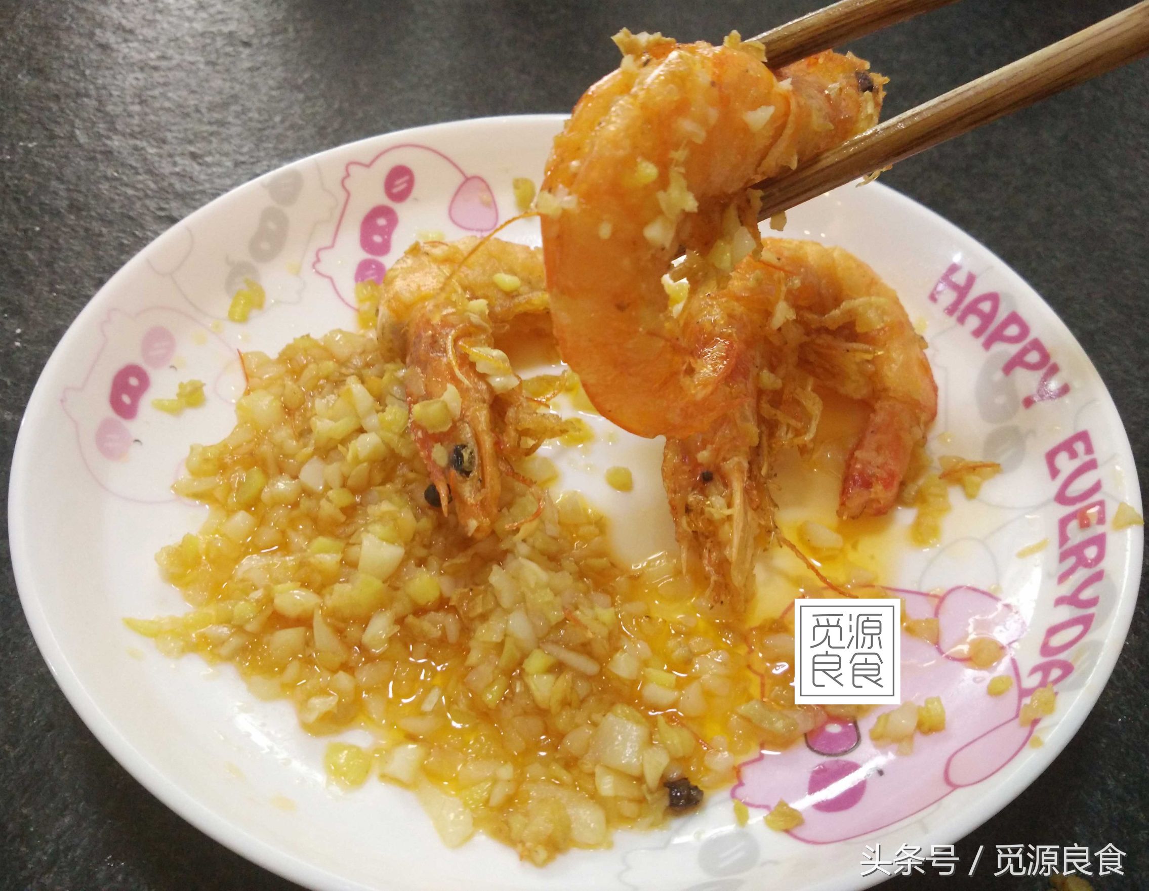 在美味面前，这点麻烦不算什么。今日菜谱椒盐虾，外观诱人，味道鲜美，让人非常有食欲，怎么做才能好吃？