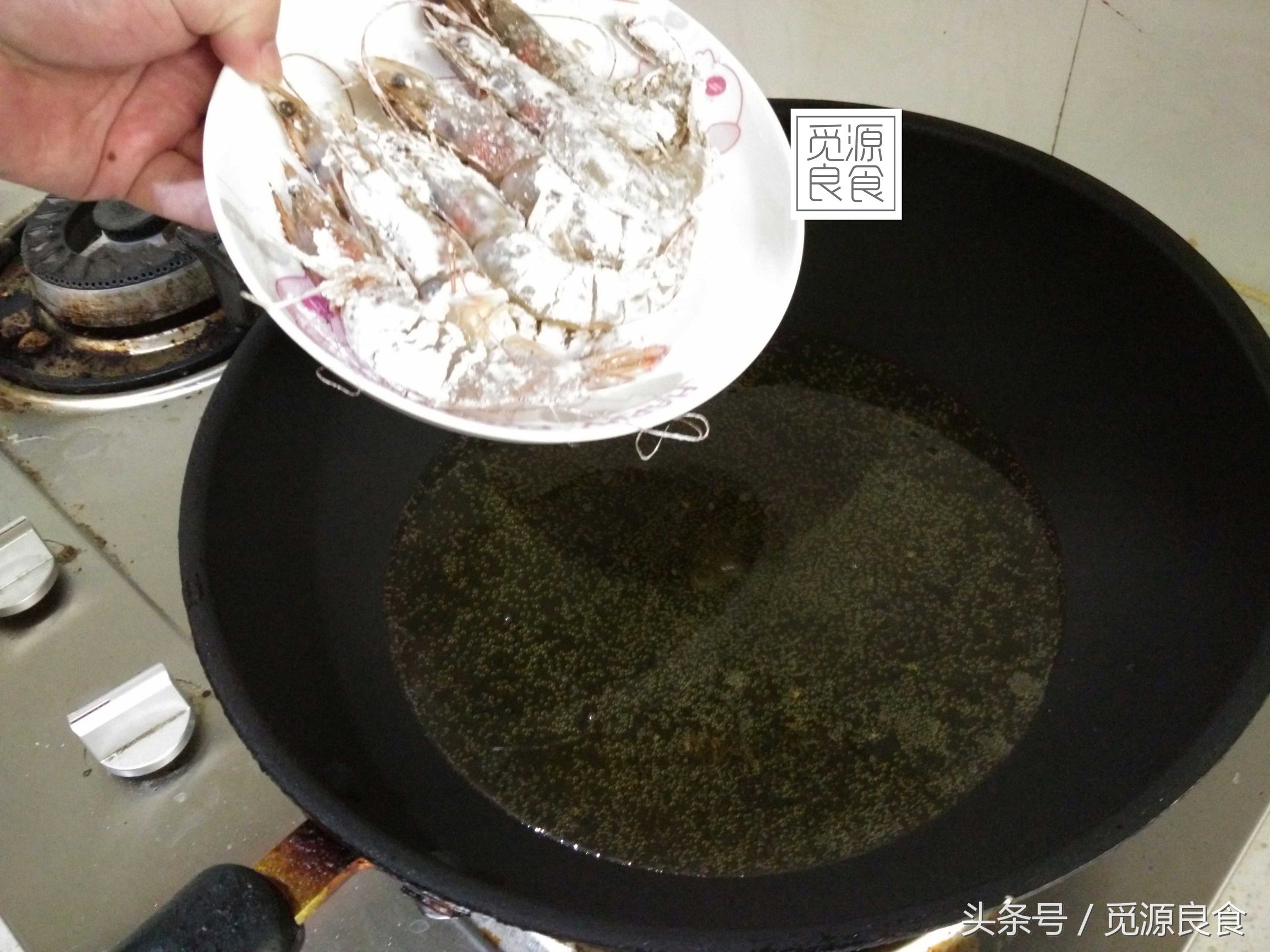 在美味面前，这点麻烦不算什么。今日菜谱椒盐虾，外观诱人，味道鲜美，让人非常有食欲，怎么做才能好吃？