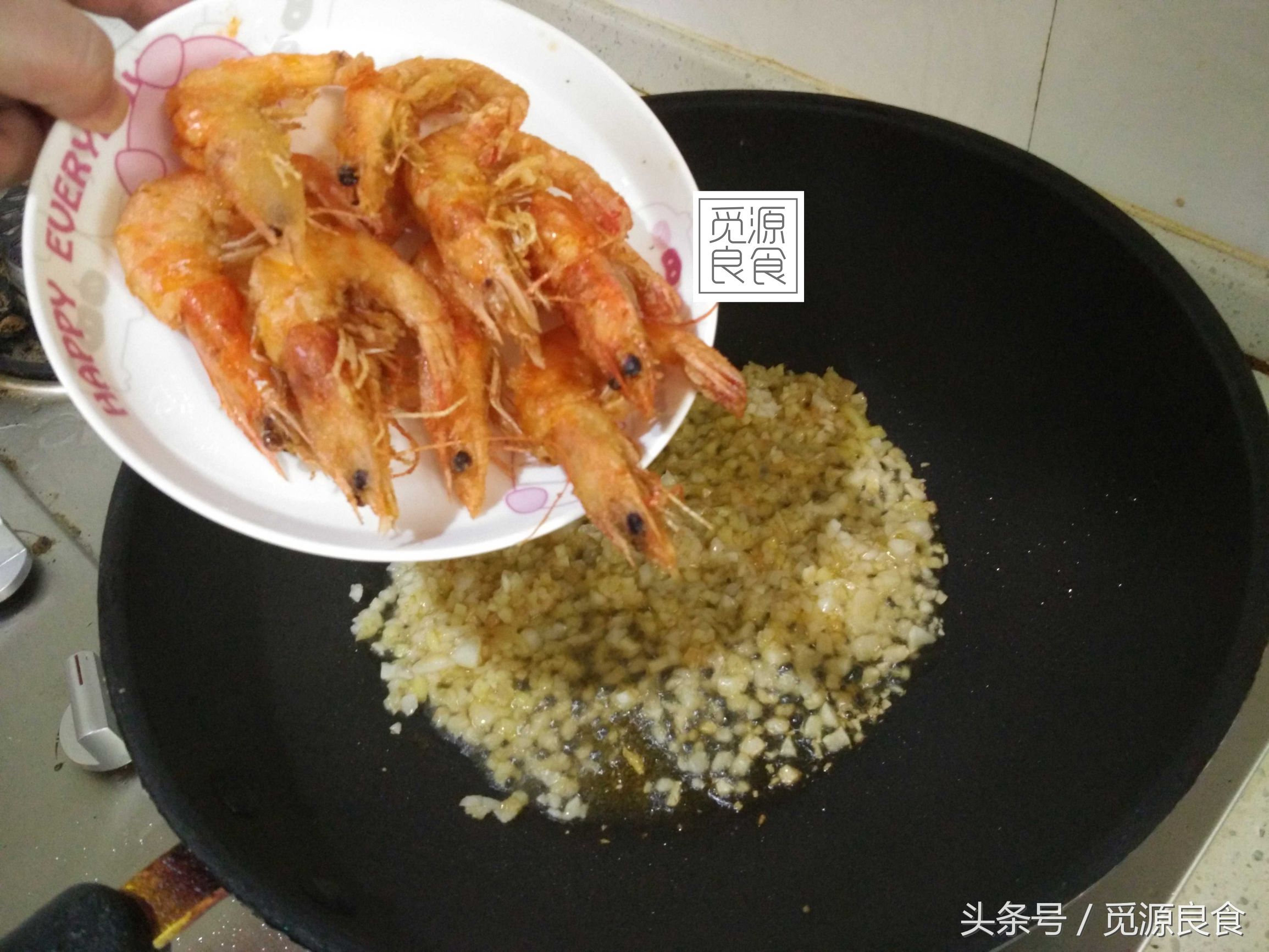 在美味面前，这点麻烦不算什么。今日菜谱椒盐虾，外观诱人，味道鲜美，让人非常有食欲，怎么做才能好吃？