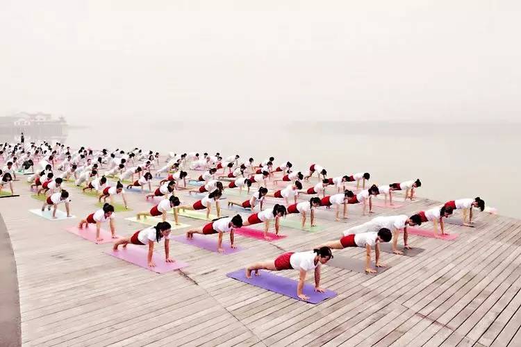 美翻了！数百人齐秀瑜伽，“绘”成宛陵湖畔最美风景！