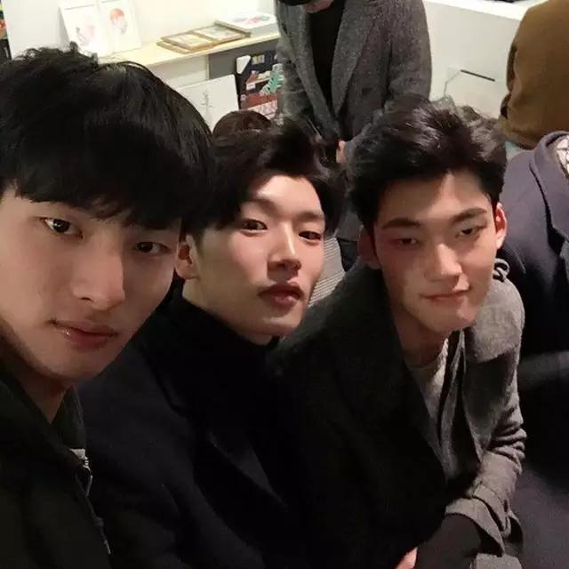 单眼皮小眼睛高鼻梁男生发型,单眼皮小眼皮男生发型