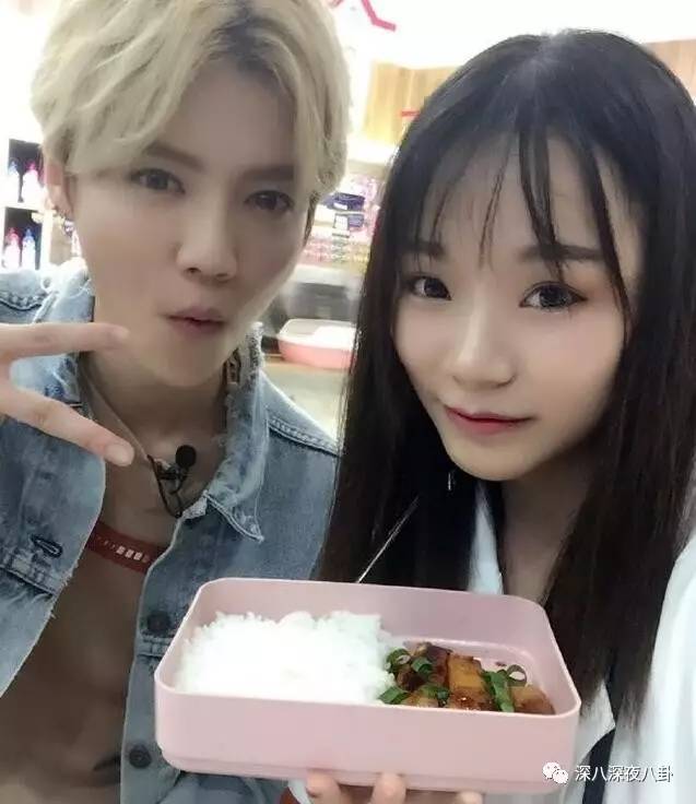 鹿晗玩魔方完整版,鹿晗还原魔方瞬间视频