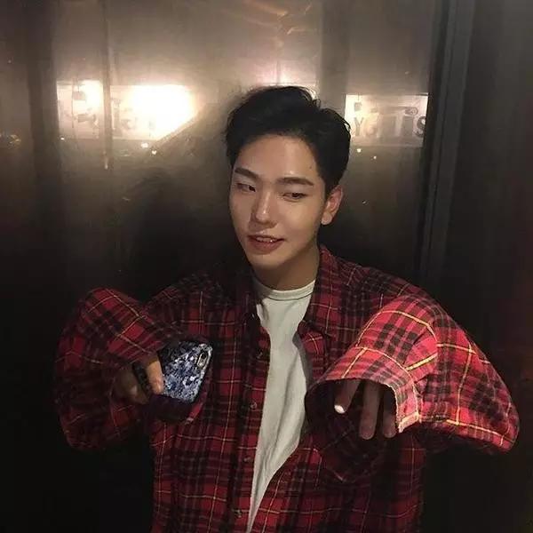 单眼皮小眼睛高鼻梁男生发型,单眼皮小眼皮男生发型