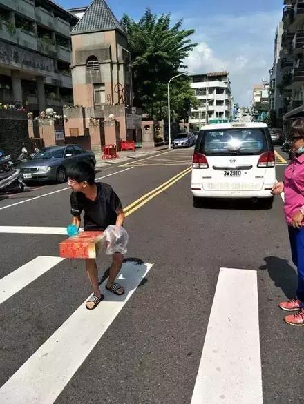 网友把足球PS成猫咪，毫无违和感！看什么看，没猫你踢什么球！