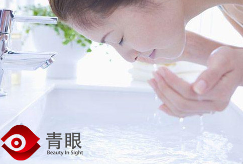 只不过因为在敏感季用了年前的化妆品，她再也不想去踏春了！