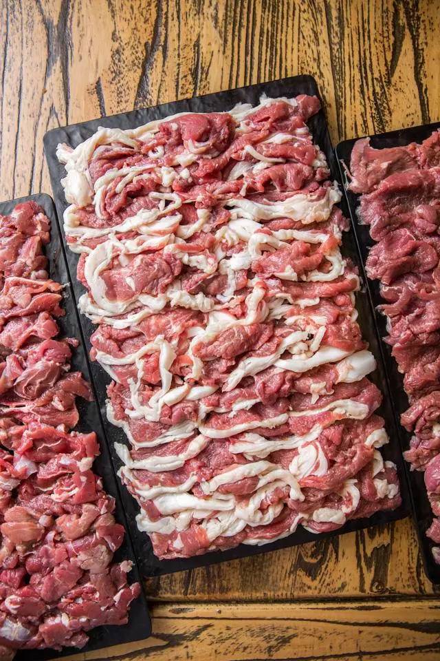 没有“马砂”怎么办？在白堤路这家天津范儿的“吃货大食堂”里，烧烤、火锅、麻小、炒海鲜可以轮番PK到凌晨2点！