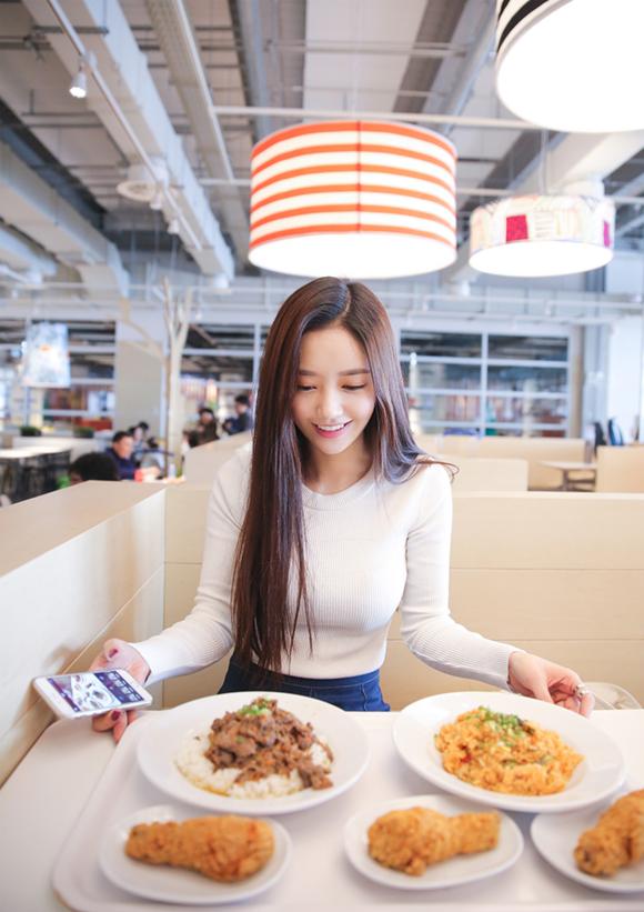 孙允珠一袭黑色丝绒露肩连衣裙,孙允珠夏日t恤