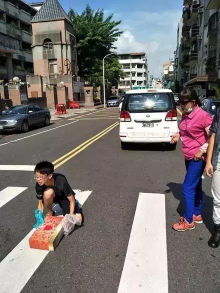 网友把足球PS成猫咪，毫无违和感！看什么看，没猫你踢什么球！