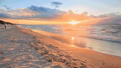 ‘’先救妈！天热，让我在水里待会！”‘’先救女朋友，让妈在水里待会！”