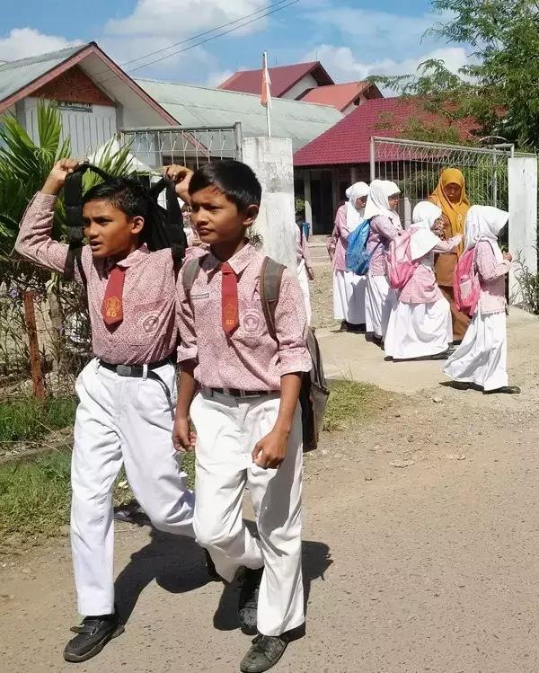 被全国嫌弃的校服,韩国女孩羡慕中国校服