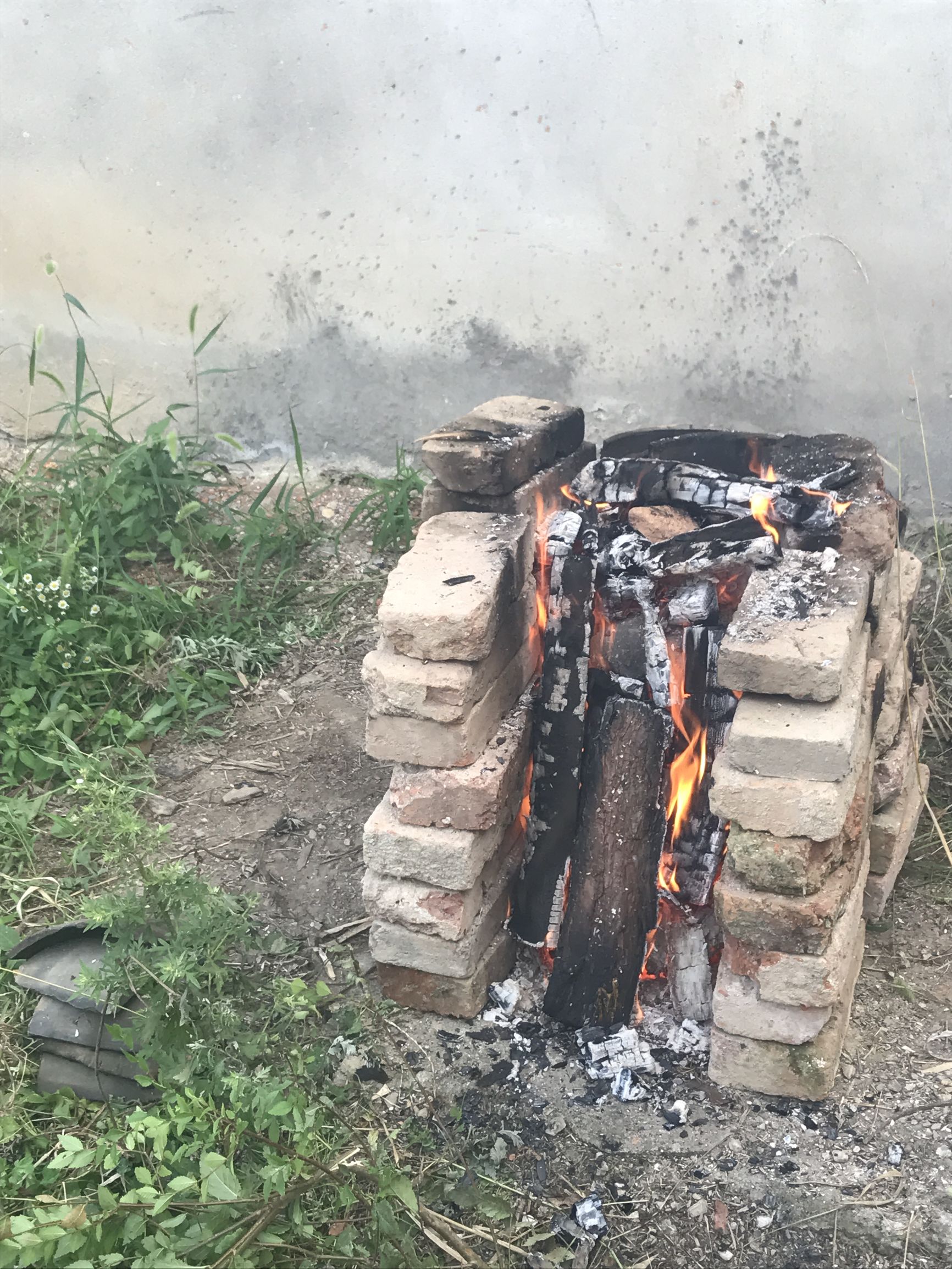 野外搭灶做叫花鸡,户外柴火叫花鸡怎么做