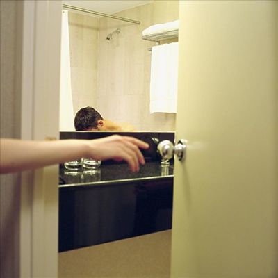 一招解决镜子对门风水,卧室怎样避免镜子对门