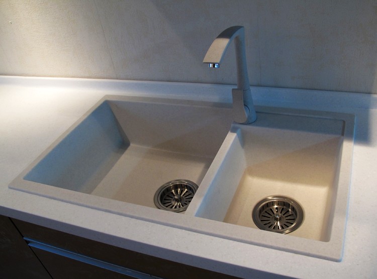 石英石水槽保养,石英石水槽水渍严重