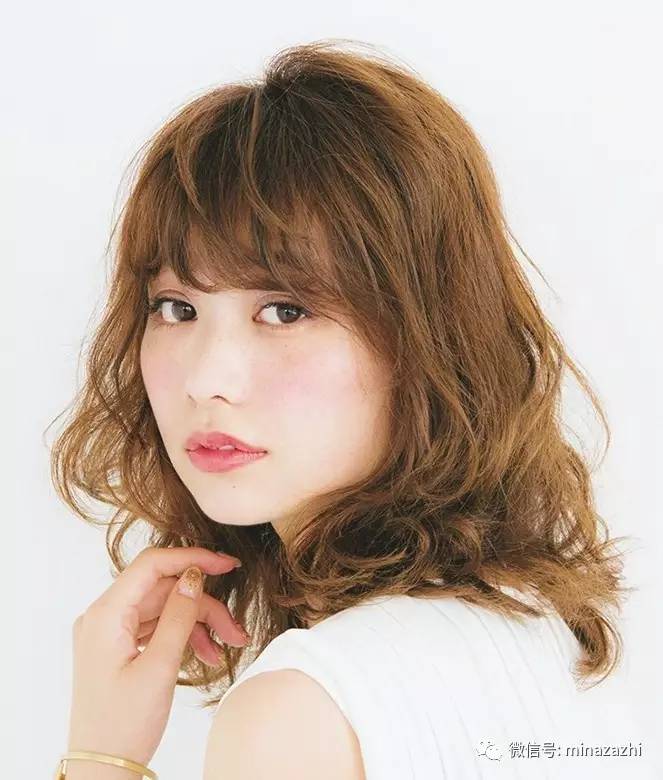 2022年最流行的发型长直发瓜子脸,2021年最流行的高颧骨发型中长发