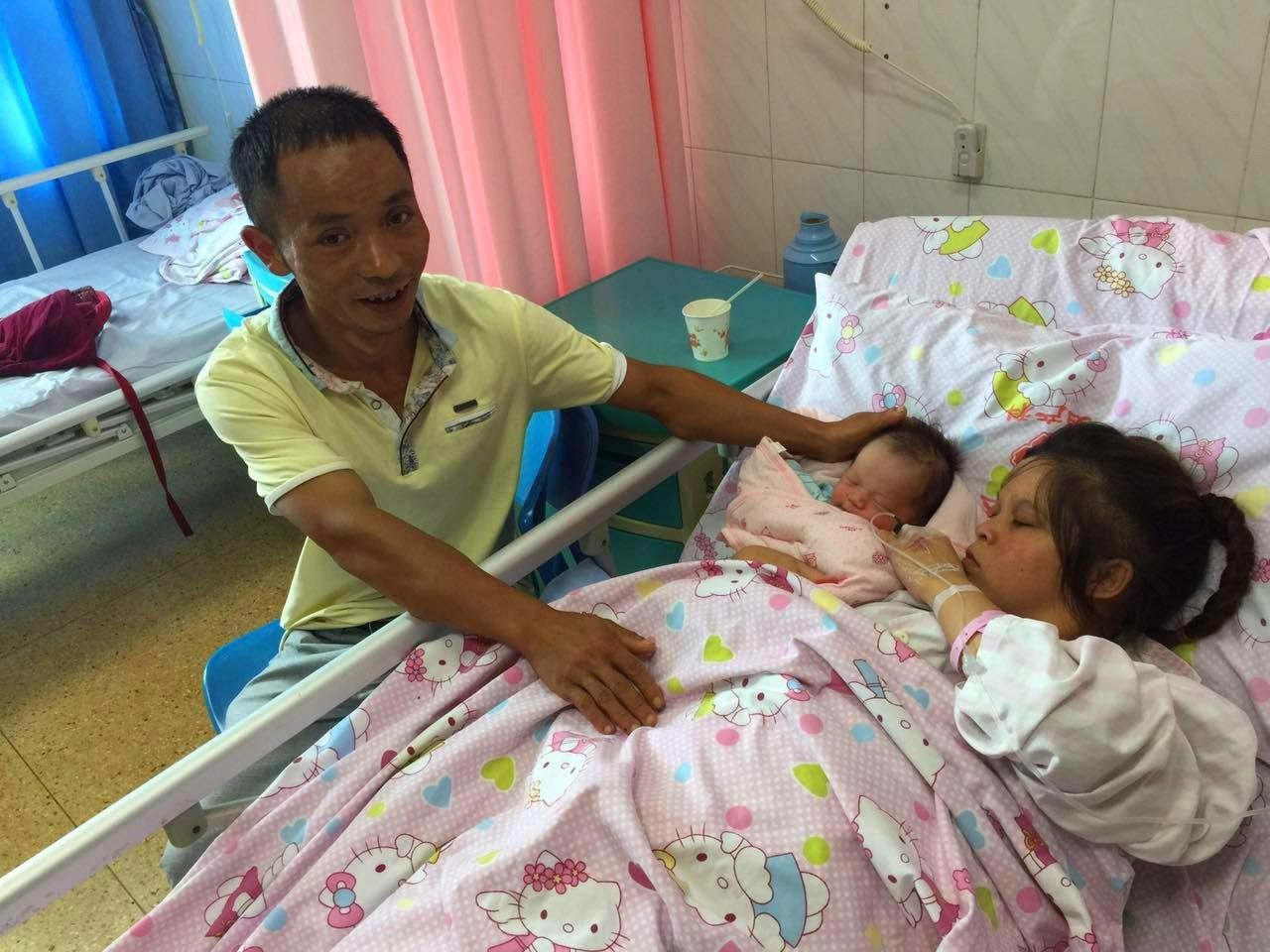 手术紧张进行中！一助产士始终双膝跪地，双手已麻木……