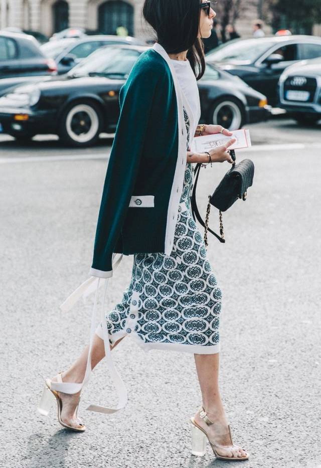 咖色毛衣搭配什么颜色外套最佳,开衫毛衣外套时髦洋气怎么搭配