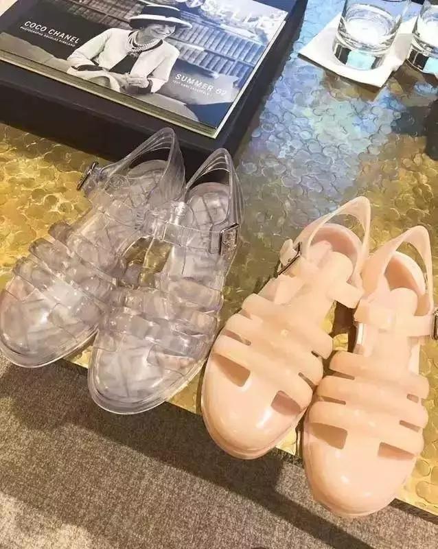 说中国不懂时尚，看看蕾哈娜的潮鞋，中国大妈呵呵一笑