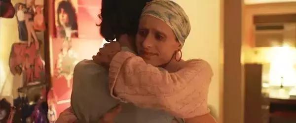 一位艾滋病患者的告白,医生拥抱艾滋病病人